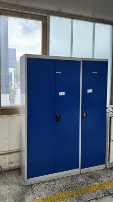 2 Metallwerkzeugschränke
